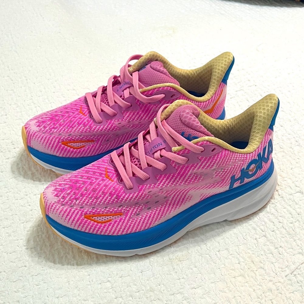 New Hoka Clifton 9 sneakers (never worn)